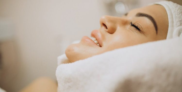 mulher-em-cosmetologista-fazendo-procedimentos-de-beleza_1303-26027