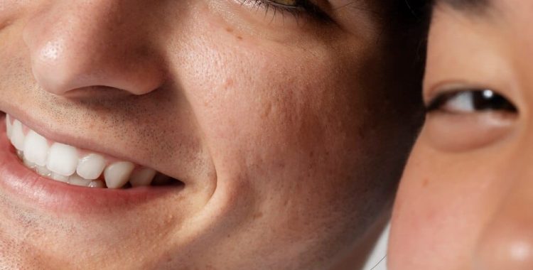 vista-lateral-sorridente-mulher-e-homem-poros_23-2149441254